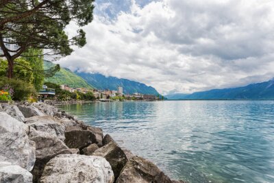 Fototapete Steinufer des Sees und Berge