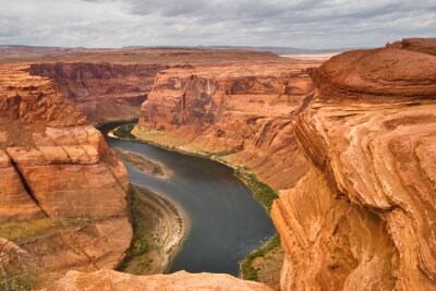 Tiefer Canyon und Fluss