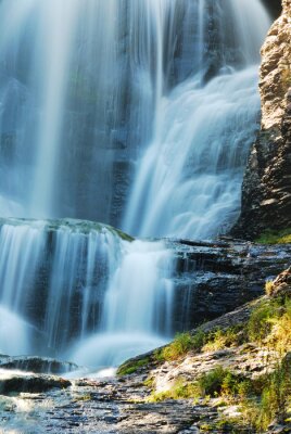 Wasserfall und graue Felsen