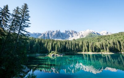 Winterlandschaft mit einem Bergsee