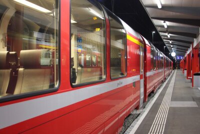 Fototapete Zug bei Bahnsteig bei Nacht