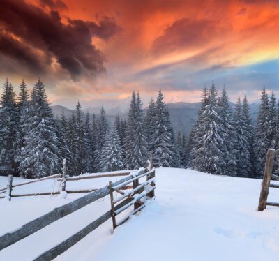 Berge im Schnee und Himmel in Orange