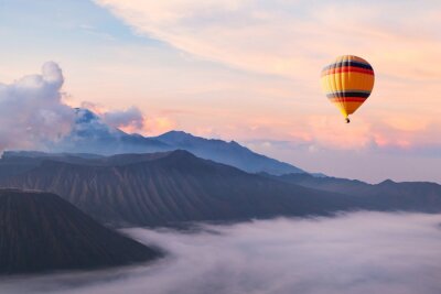 Berglandschaft mit Heißluftballon