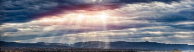 Poster Bild von Wolken und durchdringenden Sonnenstrahlen