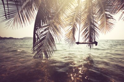 Poster Foto einer Schaukel am Strand