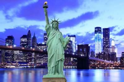 Poster Freiheitsstatue vor dem Hintergrund der Brooklyn Bridge