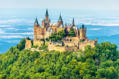 Schloss auf dem Berggipfel