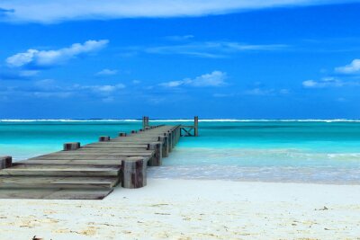 Seebrücke und Meer in einer exotischen Landschaft