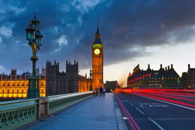 Straße in London bei Nacht