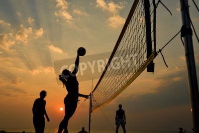 Poster Volleyball game bei Sonnenuntergang