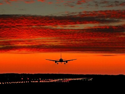 Flugzeuglandung und roter Himmel