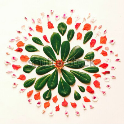 Sticker Natürliche Blumenmandalaflache legen auf den weißen Hintergrund, der von den Blättern und von den Blumen gemacht wird. Symmetrische Anordnung der böhmischen Mandala, handgemachte Blumenkunst der Illus