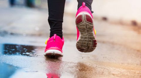 Joggen im Regen für Bewegung nach Kneipp