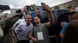 Ein junger Mann macht ein Selfie mit Höcke