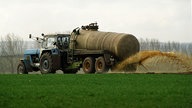 Gülle wird als organischer Dünger auf einem Feld ausgebracht