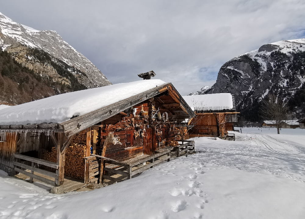 Die verschneiten Hütten und Almen sind wunderbare Plätze im Winterurlaub - ich zeige sie dir!