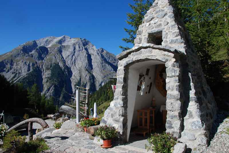 Einfach und mitten in den Bergen: Diese Kapelle aus Stein mitten im Karwendelgebirge