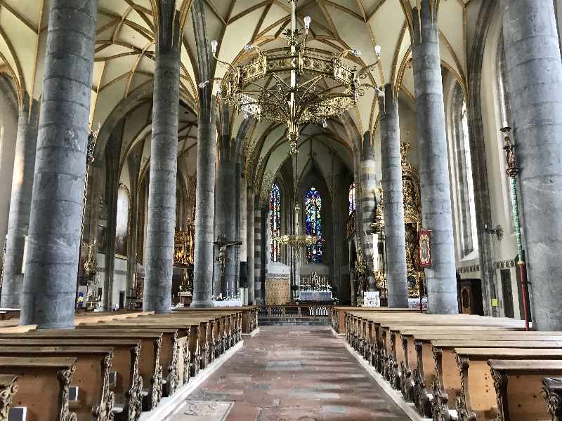 Heiraten in den Bergen:  Außen Berge, innen feudal wie ein Dom: Die Kirche Maria Himmelfahrt