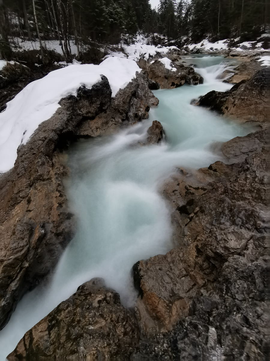 Auch das ist Winter im Karwendelgebirge - Staunend winterwandern am wilden Wasser