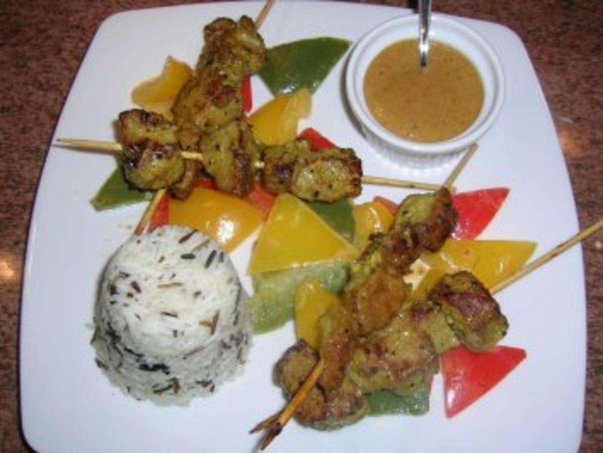 Satay-Spieße mit Erdnusssauce an Wildreis und Paprikagemüse asiatisch - für alle Liebhaber der indonesischen Küche - aber wirklich total lecker - Rezept