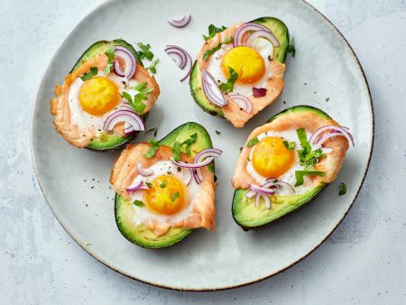 Avocado mit Lachs und Eiern