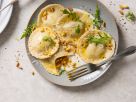 Kürbis-Ravioli mit Pinienkernen und Rucola Rezept