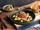 Rinderfilet mit Süßkartoffelstampf, Rosenkohl und Röstzwiebeln Rezept