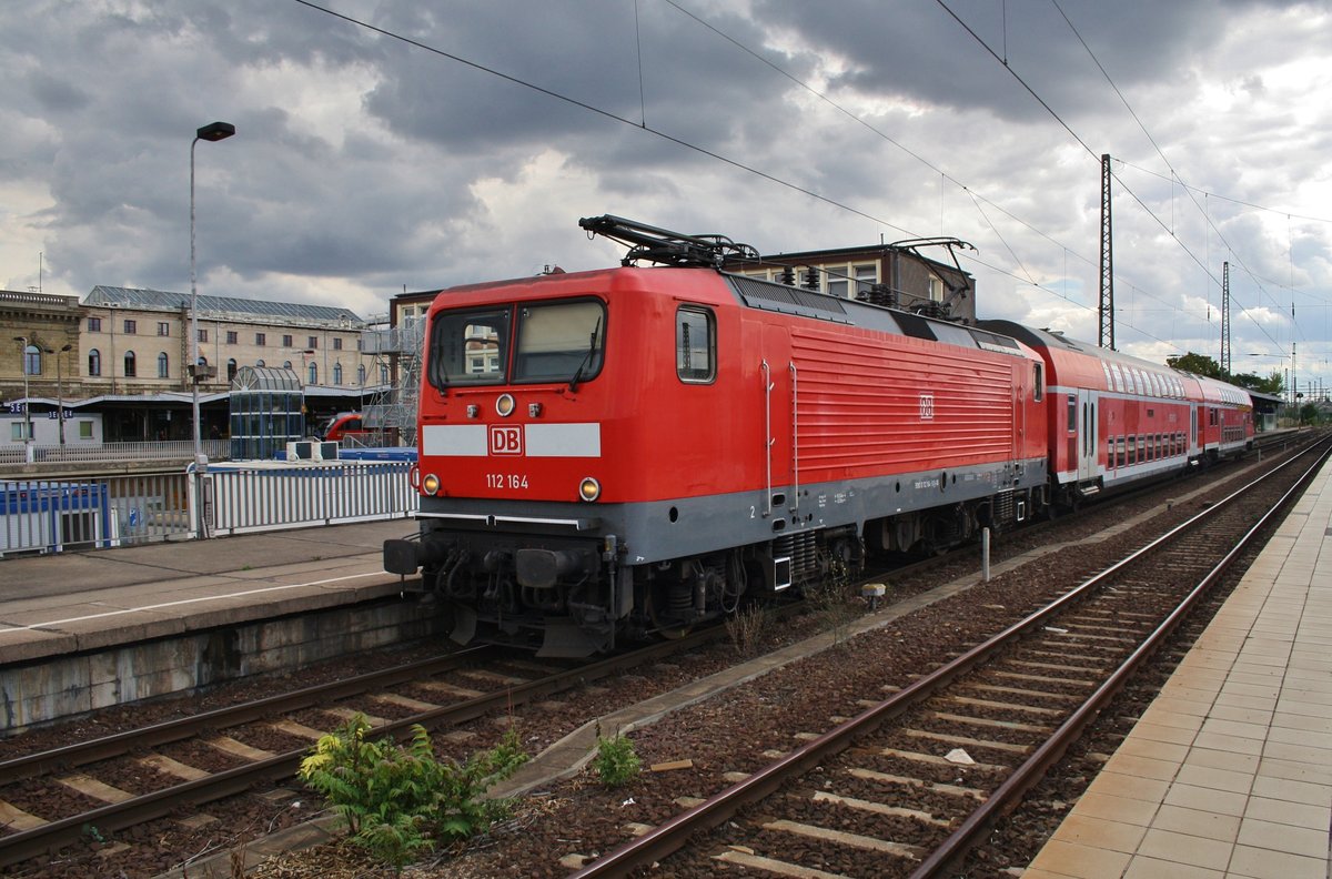 112 164 verlässt am 1.8.2016 mit dem RE14 (RE17737) von Magdeburg Hauptbahnhof nach Dessau Hauptbahnhof den Magdeburger Hauptbahnhof.