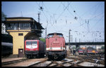 Reichsbahn Flair am 18.5.1996 im Gleisvorfeld des HBF Dresden: Während 204274 mit einem Regionalzug um 11.07 Uhr aus nördlicher Richtung einfährt, warten vier andere ehemalige