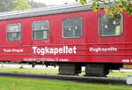 Spezielle Anschrift an einem stationären Reisezugwagen im Bahnhof Andalsnes: Train Chapel Topgkapellet Zugkapelle.