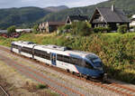 Triebzug 93.02 hat vor wenigen Minuten als Regionalzug von Andalsnes nach Dombas den Abgangsbahnhof verlassen und fährt am Güterbahnhof vorbei Richtung Osten.