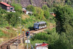 Triebzug 93.02 hat vor wenigen Minuten als Regionalzug von Andalsnes nach Dombas den Abgangsbahnhof verlassen und fährt in der Abendsonne Richtung Osten.