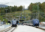 Bahnhof Dombas kurz nach 12 Uhr: der Zug von Oslo nach Trondheim (rechts) ist angekommen, links wartet der Regionalzug nach Andalsnes auf die Abfahrt.