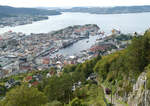 Wunderschöne Aussicht von der Bergstation der Floibanen auf die Stadt Bergen, erreichbar mit der roten (oder blauen) Standseilbahn.