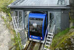 Noch wenige Zentimeter und die blaue Kabine hat die Bergstation der Floibanen erreicht.