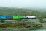 Containerzug zwischen Bodö und Mo i Rana auf der Fahrt südwärts in der kargen norwegischen Landschaft.