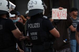 Die Aufklärung des Polizeieinsatzes läuft hinter verschlossenen Türen. Doch klar ist schon jetzt, dass viel Vertrauen in die Polizei verloren gegangen ist.