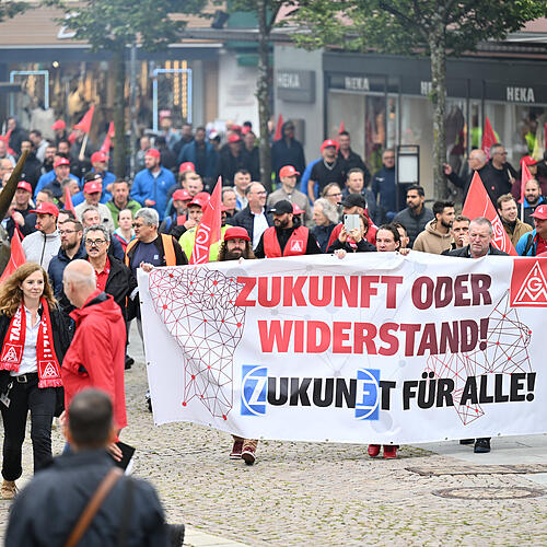 ZF-Mitarbeiter protestieren in Friedrichshafen