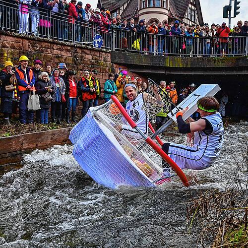 Bei der Bach-na-Fahrt im Schramberg versuchen die Kapitäne möglichst trocken die 400 Meter auf dem Bach zurückzulegen.