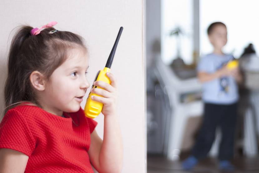 Kinder spielen mit Walkie-Talkies