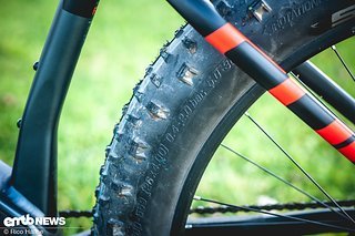 Extrem dicke 26"-Reifen beim E-Fatbike erlauben extrem niedrige Reifendrücke