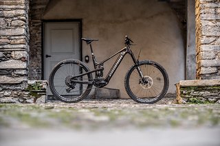 Propain Sresh CF – ein neues E-Mountainbike mit Carbonrahmen und 160/150 mm Federweg.