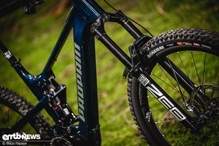 Am Propain Ekano 2 CF Ultimate werkelt eine, der Produktnahme lässt es erahnen, RockShox Zeb Ultimate-Federgabel.