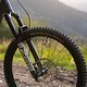 An der Front ist eine RockShox ZEB Ultimate RC2 mit 160 mm verbaut ...