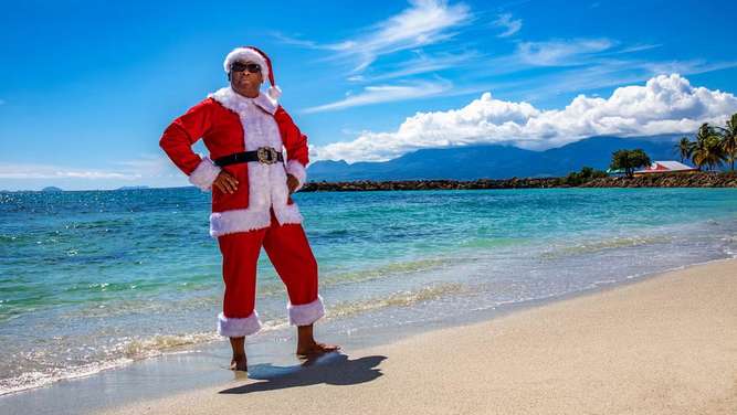 „Death in Paradise“ Weihnachtsspecial 2024 feiert heute Weltpremiere bei BBC One