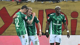 Marco Friedl (l) freut sich mit Derrick Köhn über das 2:0 von Marco Grüll