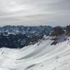 Blick von Hahnenköpfle ins Kleinwalsertal. Der bei Tourengehern beliebte Gipfel liegt unmittelbar neben dem Skigebiet in unmittelbarer Nähe des Ifen.