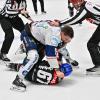 Saures für Augsburg: Nicht nur in dieser Situation hatte Iserlohn mit Johannes Huss , hier gegen Florian Elias, die Überhand.