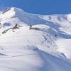 Nach Windverfrachtungen hat ein Tourengeher am 5. Dezember eine kleine Lawine am Seekopf nahe dem Nebelhorn ausgelöst. Triebschneeansammlungen wie diese können durch die neuerlichen Schneefälle überdeckt sein.