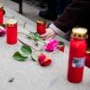 Menschen legen bei einer Mahnwache auf dem Platz in Magdeburg vor der Oper Blumen und Kerzen nieder. 